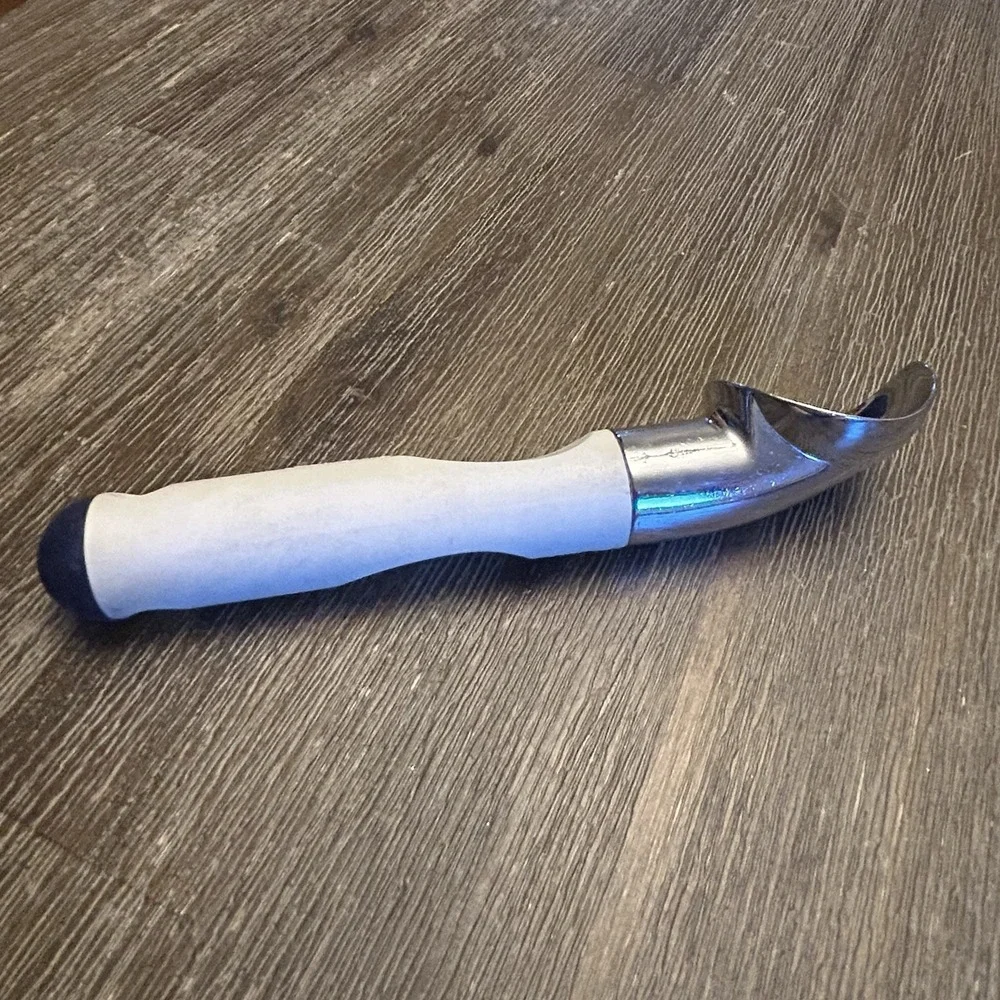 Tupperware Ice Cream Scoop 3045  White Full Size Heavy Duty Blue Tip Scooper VG